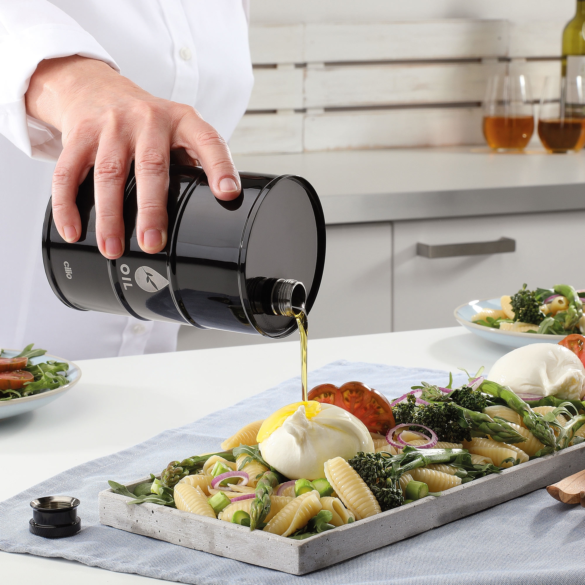 Schwarzes cilio Ölfass BARILE schenkt Olivenöl über Pasta